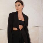 Elena Temnikova Instagram - Для меня одежда - это мое вдохновение. Моя защита. Моя сила. Если предстоит сложный день и точно будет какой-то стресс, то надену спортивный костюм или мягкий кашемир, чтобы было по максимуму комфортно. Чтобы одежда мне помогала. А если хочется эмоций, чувствовать себя очень красивой, ну просто super-girl, то выберу что-то яркое и дерзкое. Всегда покупаю только то, что буду потом носить. Слушаю себя и с первого взгляда понимаю, моя эта вещь или нет. А при выборе «что надеть» самое главное - настроение, а не повод. Могу пойти на вечеринку совсем изи, а дома надеть вечернее. Важно не то, какой наряд, а как ты себя в нем чувствуешь. Какая идет энергия. Этот костюм @loverepublic_official - моя новая любовь. Он нежный, комфортный и мягкий как кашемир, но энергия у него - женщины-кошки🔥 с красной дорожки)) Моя личная рекомендация. И ловите промокод «temnikova» -10% на новую коллекцию бренда, в том числе на Smart couture. Она очень hot. #loverepublic #LR_friends