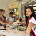 Elena Temnikova Instagram - Кормлю ребят здоровым обедом. Вдохновляюсь сама и вдохновляю друзей добавить немного зож в нашу жизнь. Хочу со дня на день сесть на диету. Скорее всего, буду просто сокращать калории, но может быть, попробую вернуть интервальное голодание. Еще не решила. Кто со мной? Если кто сейчас грустит, в депрессивном состоянии - рекомендую присоединиться к нам. Ибо лично для меня уменьшение кг и см - самое лучшее и быстрое средство от осенней хандры. Друзья, го в комменты, давайте там обсудим, что будем делать😉