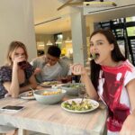 Elena Temnikova Instagram - Кормлю ребят здоровым обедом. Вдохновляюсь сама и вдохновляю друзей добавить немного зож в нашу жизнь. Хочу со дня на день сесть на диету. Скорее всего, буду просто сокращать калории, но может быть, попробую вернуть интервальное голодание. Еще не решила. Кто со мной? Если кто сейчас грустит, в депрессивном состоянии - рекомендую присоединиться к нам. Ибо лично для меня уменьшение кг и см - самое лучшее и быстрое средство от осенней хандры. Друзья, го в комменты, давайте там обсудим, что будем делать😉