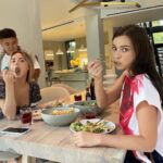 Elena Temnikova Instagram - Кормлю ребят здоровым обедом. Вдохновляюсь сама и вдохновляю друзей добавить немного зож в нашу жизнь. Хочу со дня на день сесть на диету. Скорее всего, буду просто сокращать калории, но может быть, попробую вернуть интервальное голодание. Еще не решила. Кто со мной? Если кто сейчас грустит, в депрессивном состоянии - рекомендую присоединиться к нам. Ибо лично для меня уменьшение кг и см - самое лучшее и быстрое средство от осенней хандры. Друзья, го в комменты, давайте там обсудим, что будем делать😉
