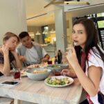 Elena Temnikova Instagram - Кормлю ребят здоровым обедом. Вдохновляюсь сама и вдохновляю друзей добавить немного зож в нашу жизнь. Хочу со дня на день сесть на диету. Скорее всего, буду просто сокращать калории, но может быть, попробую вернуть интервальное голодание. Еще не решила. Кто со мной? Если кто сейчас грустит, в депрессивном состоянии - рекомендую присоединиться к нам. Ибо лично для меня уменьшение кг и см - самое лучшее и быстрое средство от осенней хандры. Друзья, го в комменты, давайте там обсудим, что будем делать😉