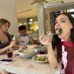 Elena Temnikova Instagram - Кормлю ребят здоровым обедом. Вдохновляюсь сама и вдохновляю друзей добавить немного зож в нашу жизнь. Хочу со дня на день сесть на диету. Скорее всего, буду просто сокращать калории, но может быть, попробую вернуть интервальное голодание. Еще не решила. Кто со мной? Если кто сейчас грустит, в депрессивном состоянии - рекомендую присоединиться к нам. Ибо лично для меня уменьшение кг и см - самое лучшее и быстрое средство от осенней хандры. Друзья, го в комменты, давайте там обсудим, что будем делать😉