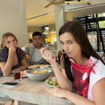 Elena Temnikova Instagram - Кормлю ребят здоровым обедом. Вдохновляюсь сама и вдохновляю друзей добавить немного зож в нашу жизнь. Хочу со дня на день сесть на диету. Скорее всего, буду просто сокращать калории, но может быть, попробую вернуть интервальное голодание. Еще не решила. Кто со мной? Если кто сейчас грустит, в депрессивном состоянии - рекомендую присоединиться к нам. Ибо лично для меня уменьшение кг и см - самое лучшее и быстрое средство от осенней хандры. Друзья, го в комменты, давайте там обсудим, что будем делать😉