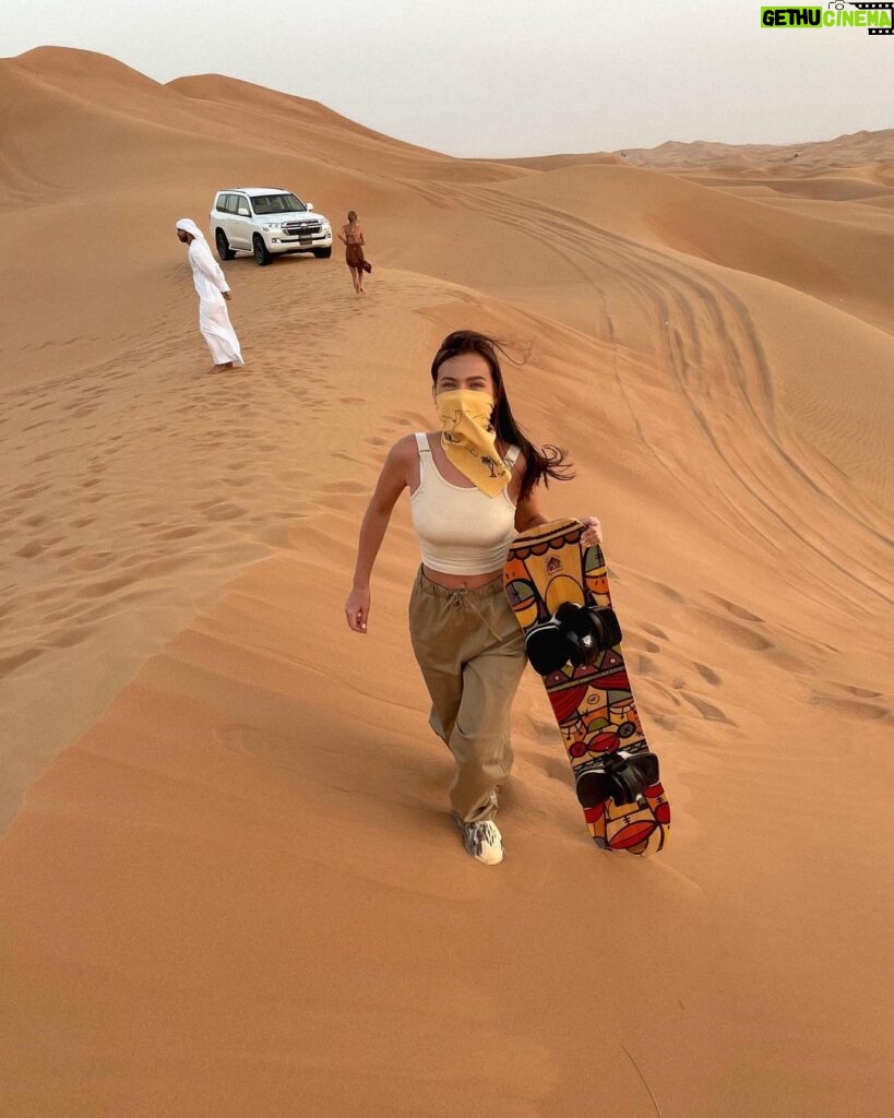 Elena Temnikova Instagram - Sandboard. Hot 🏄surfing. Кто пробовал?) как вам? Я не смогла расслабиться. Трусиха, короче. Но песок мягкий и тёплый. Падать не больно.