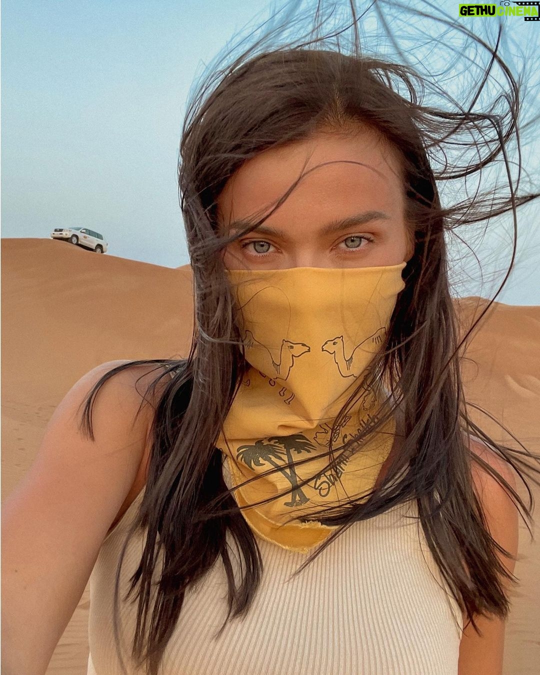 Elena Temnikova Instagram - Sandboard. Hot 🏄surfing. Кто пробовал?) как вам? Я не смогла расслабиться. Трусиха, короче. Но песок мягкий и тёплый. Падать не больно.