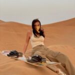 Elena Temnikova Instagram - Sandboard. Hot 🏄surfing. Кто пробовал?) как вам? Я не смогла расслабиться. Трусиха, короче. Но песок мягкий и тёплый. Падать не больно.