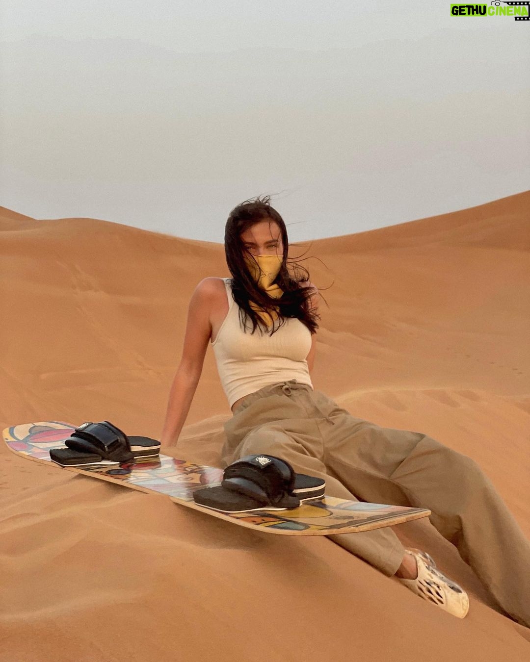 Elena Temnikova Instagram - Sandboard. Hot 🏄surfing. Кто пробовал?) как вам? Я не смогла расслабиться. Трусиха, короче. Но песок мягкий и тёплый. Падать не больно.