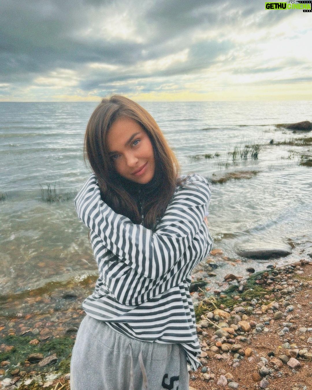 Elena Temnikova Instagram - Это я на Финском заливе. Душевно🫶 Финский Залив