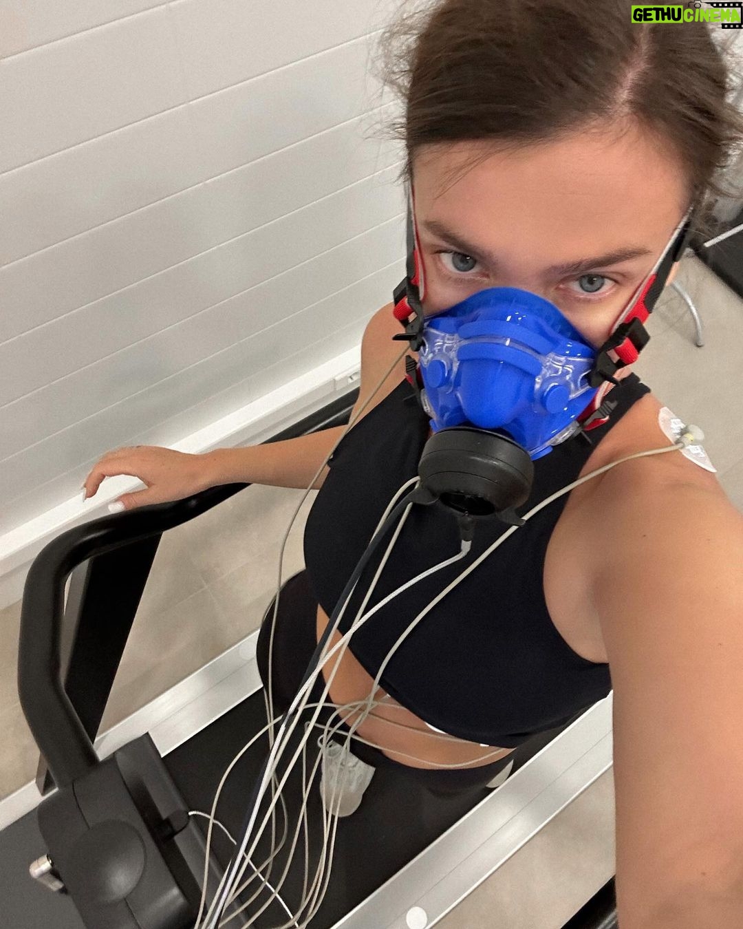 Elena Temnikova Instagram - 5 дней – это много или мало? Зачастую, одни, не успев оглянуться, за понедельником буквально сразу ныряют в пятницу, другие считают минуты до окончания рабочего дня; третьи же - выбирают жить в «сейчас». Потому что каждый день - только наш выбор. 5 дней для того, чтобы выучить новый язык или привести себя в форму – наверное, вряд ли. 5 дней, чтобы четче понять себя и после этого ОСОЗНАННО, шаг за шагом, легко выучить новый язык и начать приводить свое тело в порядок, - да! В моих 5 днях была спрятана целая Вселенная, которую я не знала прежде. Каждый день, каждую секунду лучшие специалисты Первой Линии, невозможно красивые и такие теплые, расписали для меня сверхнасыщенно, тщательно изучив особенности моего организма. ❤️ Превентивная медицина - это про осознанность. Своевременная соломка - самая крепкая, я точно знаю, о чем говорю.😉 Я всегда была уверена, что знаю о себе все. Теперь я могу сказать, что только познакомилась с Леной) И она мне дико нравится! Слово «отпуск» для меня теперь не про «всё включено» под палящим солнцем, а про «все включено» в моей голове и солнце в глазах. Каждый день. Спасибо Маша Грудина @masha_grudina за прекрасную Первую Линию Первая Линия Health Care Resort