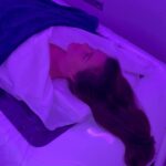 Elena Temnikova Instagram - 5 дней – это много или мало? Зачастую, одни, не успев оглянуться, за понедельником буквально сразу ныряют в пятницу, другие считают минуты до окончания рабочего дня; третьи же - выбирают жить в «сейчас». Потому что каждый день - только наш выбор. 5 дней для того, чтобы выучить новый язык или привести себя в форму – наверное, вряд ли. 5 дней, чтобы четче понять себя и после этого ОСОЗНАННО, шаг за шагом, легко выучить новый язык и начать приводить свое тело в порядок, - да! В моих 5 днях была спрятана целая Вселенная, которую я не знала прежде. Каждый день, каждую секунду лучшие специалисты Первой Линии, невозможно красивые и такие теплые, расписали для меня сверхнасыщенно, тщательно изучив особенности моего организма. ❤️ Превентивная медицина - это про осознанность. Своевременная соломка - самая крепкая, я точно знаю, о чем говорю.😉 Я всегда была уверена, что знаю о себе все. Теперь я могу сказать, что только познакомилась с Леной) И она мне дико нравится! Слово «отпуск» для меня теперь не про «всё включено» под палящим солнцем, а про «все включено» в моей голове и солнце в глазах. Каждый день. Спасибо Маша Грудина @masha_grudina за прекрасную Первую Линию Первая Линия Health Care Resort