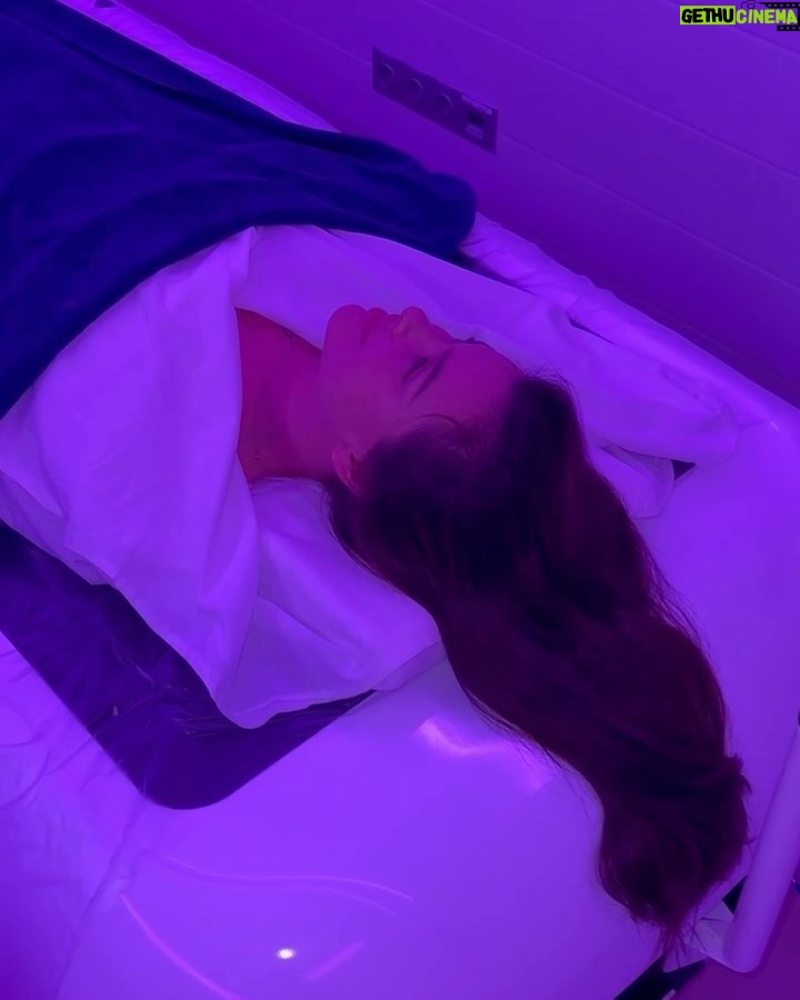 Elena Temnikova Instagram - 5 дней – это много или мало? Зачастую, одни, не успев оглянуться, за понедельником буквально сразу ныряют в пятницу, другие считают минуты до окончания рабочего дня; третьи же - выбирают жить в «сейчас». Потому что каждый день - только наш выбор. 5 дней для того, чтобы выучить новый язык или привести себя в форму – наверное, вряд ли. 5 дней, чтобы четче понять себя и после этого ОСОЗНАННО, шаг за шагом, легко выучить новый язык и начать приводить свое тело в порядок, - да! В моих 5 днях была спрятана целая Вселенная, которую я не знала прежде. Каждый день, каждую секунду лучшие специалисты Первой Линии, невозможно красивые и такие теплые, расписали для меня сверхнасыщенно, тщательно изучив особенности моего организма. ❤️ Превентивная медицина - это про осознанность. Своевременная соломка - самая крепкая, я точно знаю, о чем говорю.😉 Я всегда была уверена, что знаю о себе все. Теперь я могу сказать, что только познакомилась с Леной) И она мне дико нравится! Слово «отпуск» для меня теперь не про «всё включено» под палящим солнцем, а про «все включено» в моей голове и солнце в глазах. Каждый день. Спасибо Маша Грудина @masha_grudina за прекрасную Первую Линию Первая Линия Health Care Resort