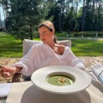 Elena Temnikova Instagram - 5 дней – это много или мало? Зачастую, одни, не успев оглянуться, за понедельником буквально сразу ныряют в пятницу, другие считают минуты до окончания рабочего дня; третьи же - выбирают жить в «сейчас». Потому что каждый день - только наш выбор. 5 дней для того, чтобы выучить новый язык или привести себя в форму – наверное, вряд ли. 5 дней, чтобы четче понять себя и после этого ОСОЗНАННО, шаг за шагом, легко выучить новый язык и начать приводить свое тело в порядок, - да! В моих 5 днях была спрятана целая Вселенная, которую я не знала прежде. Каждый день, каждую секунду лучшие специалисты Первой Линии, невозможно красивые и такие теплые, расписали для меня сверхнасыщенно, тщательно изучив особенности моего организма. ❤️ Превентивная медицина - это про осознанность. Своевременная соломка - самая крепкая, я точно знаю, о чем говорю.😉 Я всегда была уверена, что знаю о себе все. Теперь я могу сказать, что только познакомилась с Леной) И она мне дико нравится! Слово «отпуск» для меня теперь не про «всё включено» под палящим солнцем, а про «все включено» в моей голове и солнце в глазах. Каждый день. Спасибо Маша Грудина @masha_grudina за прекрасную Первую Линию Первая Линия Health Care Resort