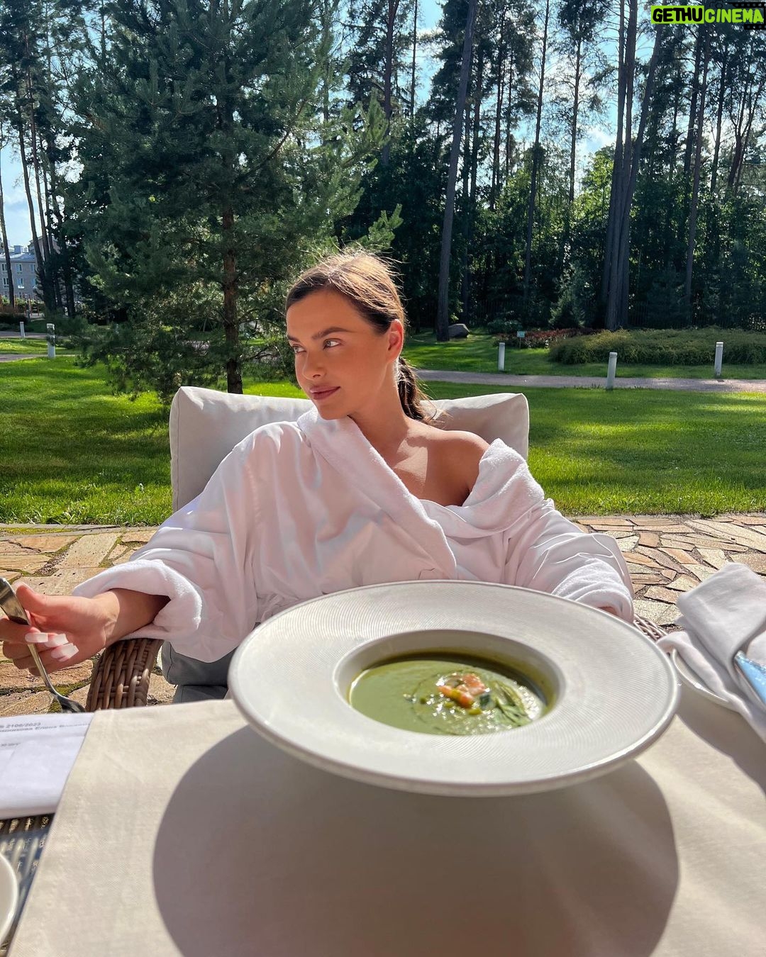 Elena Temnikova Instagram - 5 дней – это много или мало? Зачастую, одни, не успев оглянуться, за понедельником буквально сразу ныряют в пятницу, другие считают минуты до окончания рабочего дня; третьи же - выбирают жить в «сейчас». Потому что каждый день - только наш выбор. 5 дней для того, чтобы выучить новый язык или привести себя в форму – наверное, вряд ли. 5 дней, чтобы четче понять себя и после этого ОСОЗНАННО, шаг за шагом, легко выучить новый язык и начать приводить свое тело в порядок, - да! В моих 5 днях была спрятана целая Вселенная, которую я не знала прежде. Каждый день, каждую секунду лучшие специалисты Первой Линии, невозможно красивые и такие теплые, расписали для меня сверхнасыщенно, тщательно изучив особенности моего организма. ❤️ Превентивная медицина - это про осознанность. Своевременная соломка - самая крепкая, я точно знаю, о чем говорю.😉 Я всегда была уверена, что знаю о себе все. Теперь я могу сказать, что только познакомилась с Леной) И она мне дико нравится! Слово «отпуск» для меня теперь не про «всё включено» под палящим солнцем, а про «все включено» в моей голове и солнце в глазах. Каждый день. Спасибо Маша Грудина @masha_grudina за прекрасную Первую Линию Первая Линия Health Care Resort