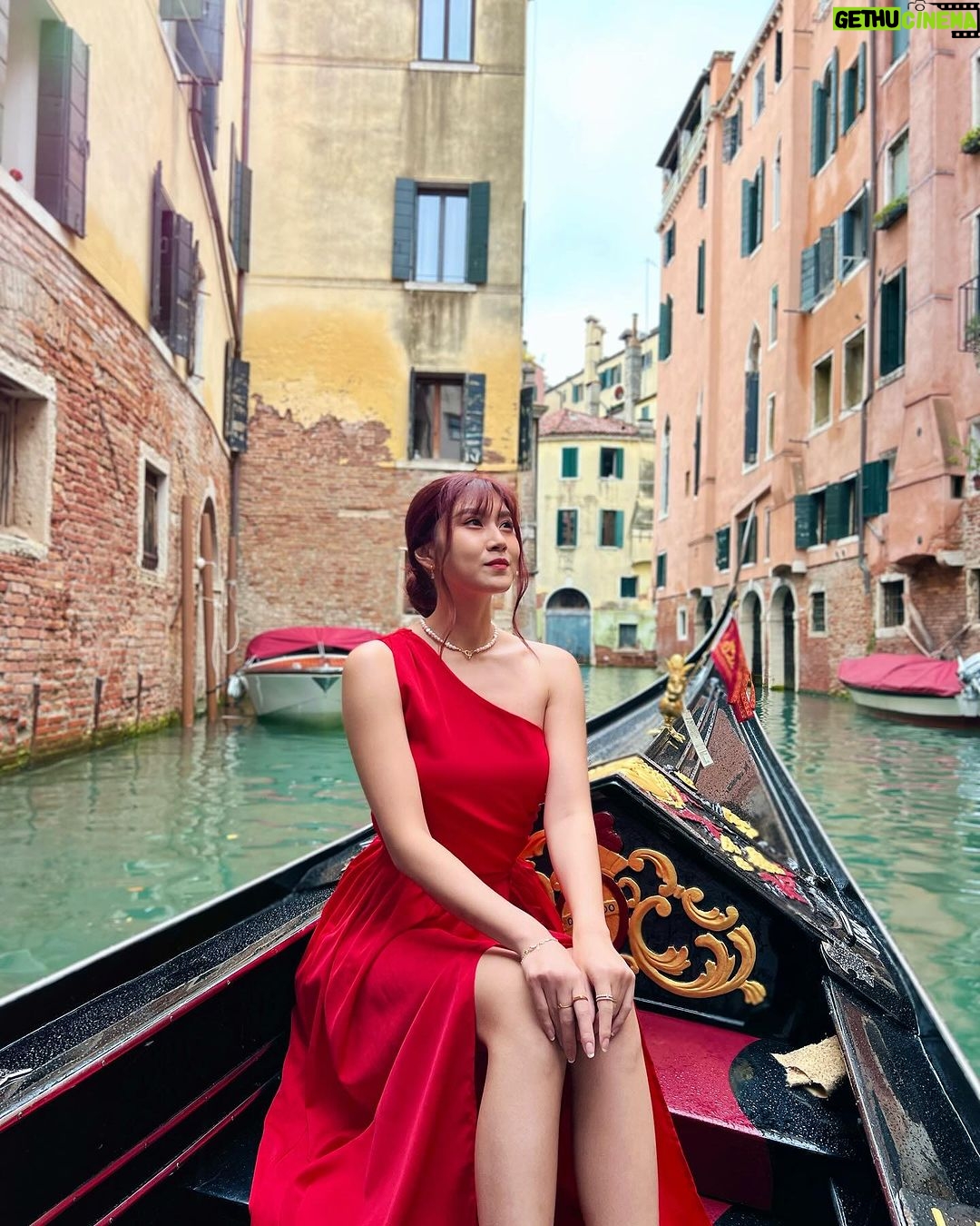 Elizabeth Tan Instagram - I turn 30 years old today, yucks🫣. Happy Birthday to me i guess hehehe Venice, Italy