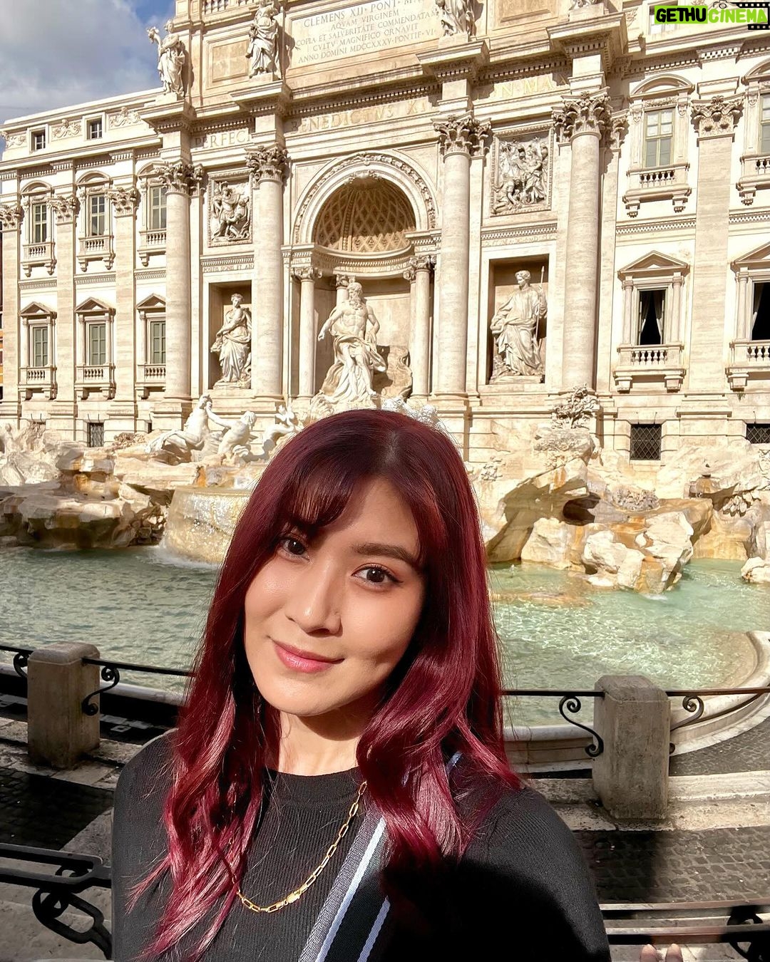 Elizabeth Tan Instagram - Visiting all the tourist spots in Rome was my Lizzie McGuire movie dream come true 😍 hehheheh