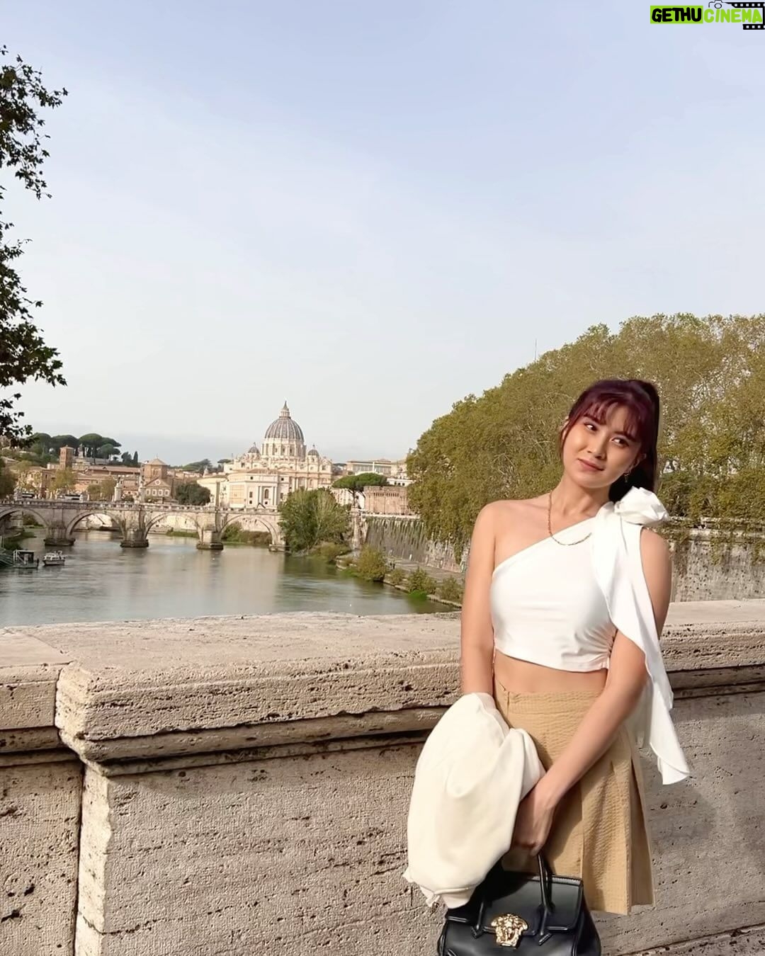 Elizabeth Tan Instagram - When in Rome 🥰❤️ hehe