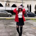 Elizabeth Tan Instagram - Lizzy cuba trend ni again now with this limited @KFCmalaysia bucket hat and enamel pin. Its a collaboration between KFC x Ujang x Pestle&Mortar! Awesome kan? Kalau korang nk jugak buat OOTD mcm I ni boleh dptkan the merchandises dari KFC outlets, KFC app and kfc.com.my ❤ #Kepci #KFCxUjangxPMC #MYKFC50