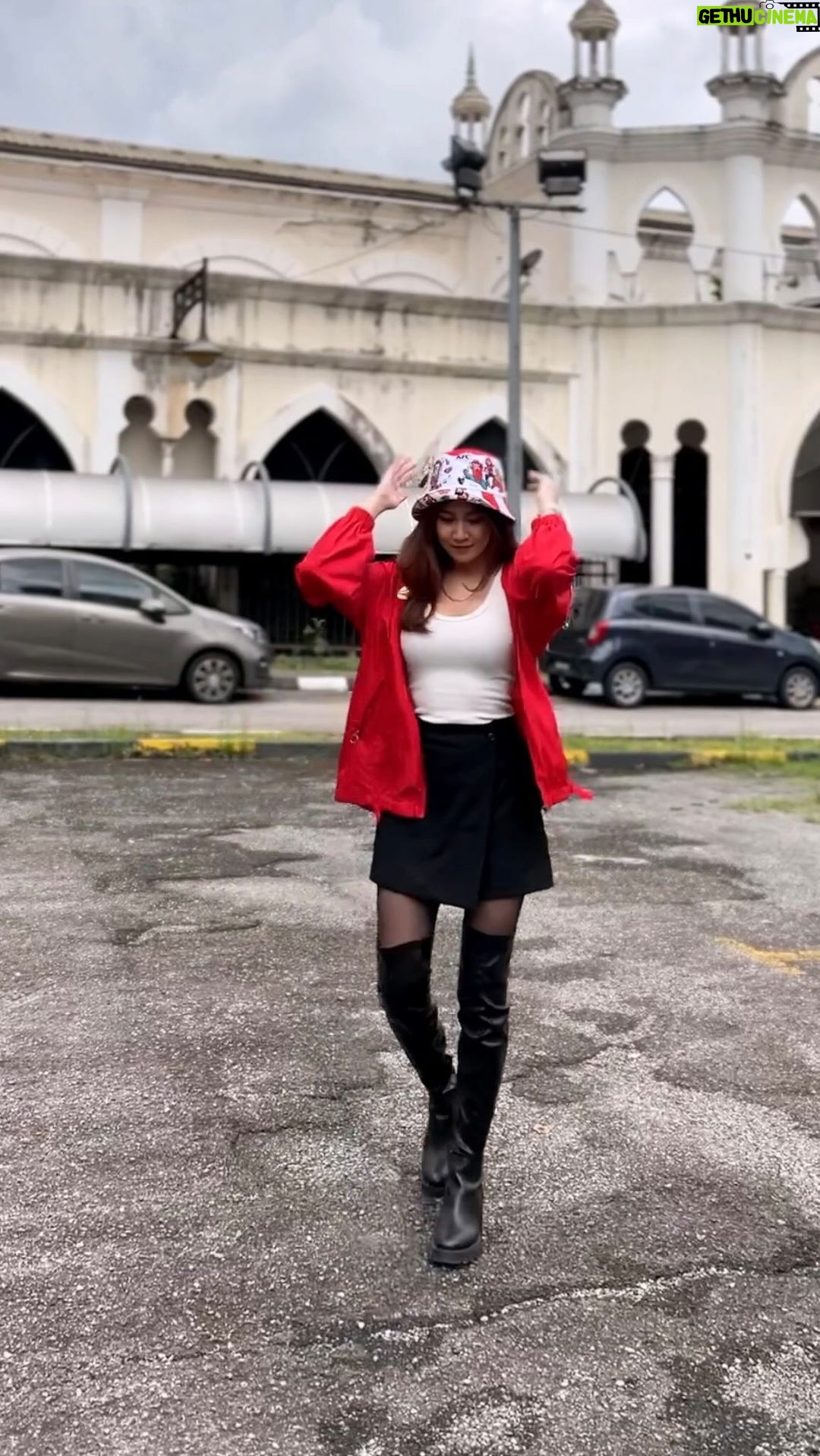 Elizabeth Tan Instagram - Lizzy cuba trend ni again now with this limited @KFCmalaysia bucket hat and enamel pin. Its a collaboration between KFC x Ujang x Pestle&Mortar! Awesome kan? Kalau korang nk jugak buat OOTD mcm I ni boleh dptkan the merchandises dari KFC outlets, KFC app and kfc.com.my ❤ #Kepci #KFCxUjangxPMC #MYKFC50