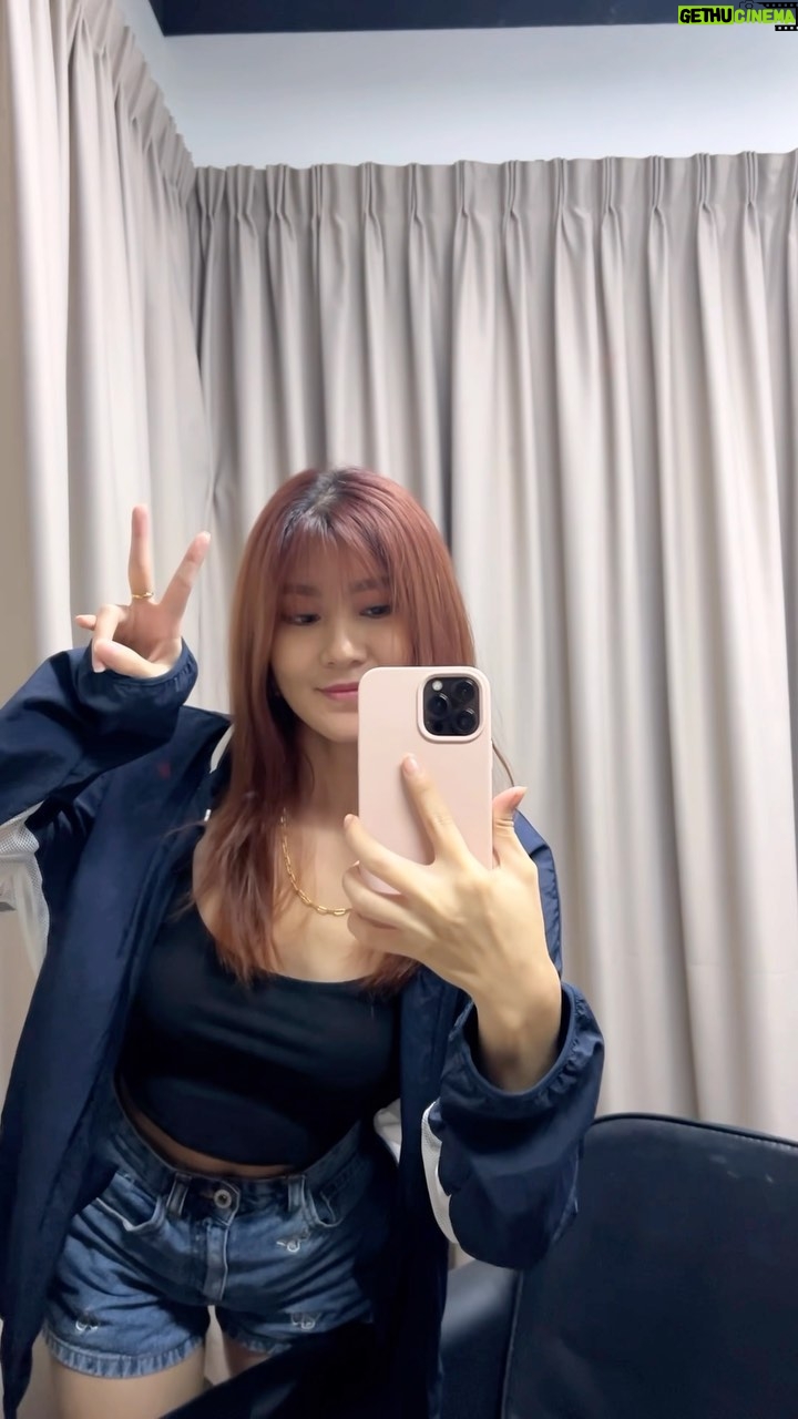Elizabeth Tan Instagram - hair treatment day, but make it fun! hehehe lizzy terharu sgt and im very thankful to @hairdoc_malaysia sbb amik I as their ambassador to help me with my hair condition 😭 for this session i did scalp therapy, folli-lite & ultrapulse treatment! i will keep updating you guys my journey dgn dorang okay? let it go, let it grow! ❤️🫶🏻
