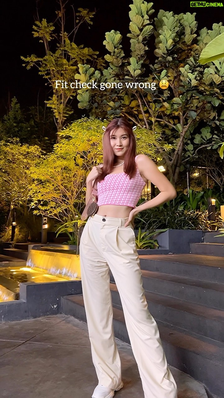 Elizabeth Tan Instagram - Hahahahh hati2 la bila nk buat content kt luar 🤣🤣