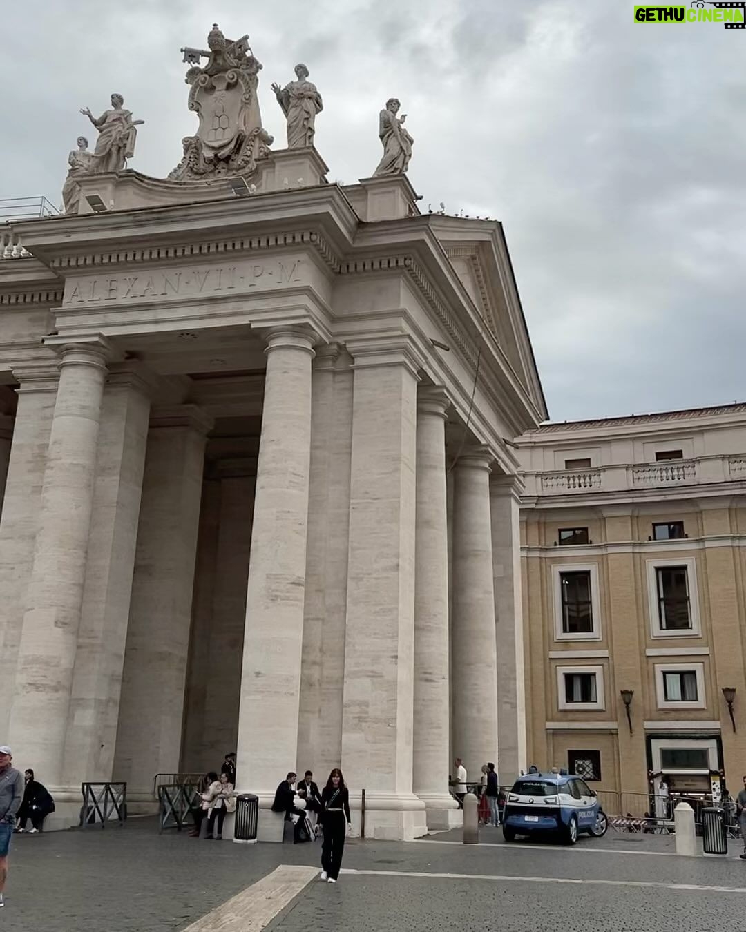 Elizabeth Tan Instagram - Visiting all the tourist spots in Rome was my Lizzie McGuire movie dream come true 😍 hehheheh