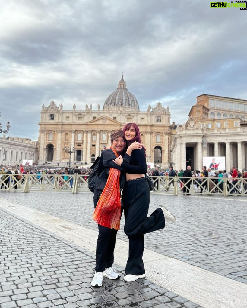 Elizabeth Tan Instagram - Visiting all the tourist spots in Rome was my Lizzie McGuire movie dream come true 😍 hehheheh