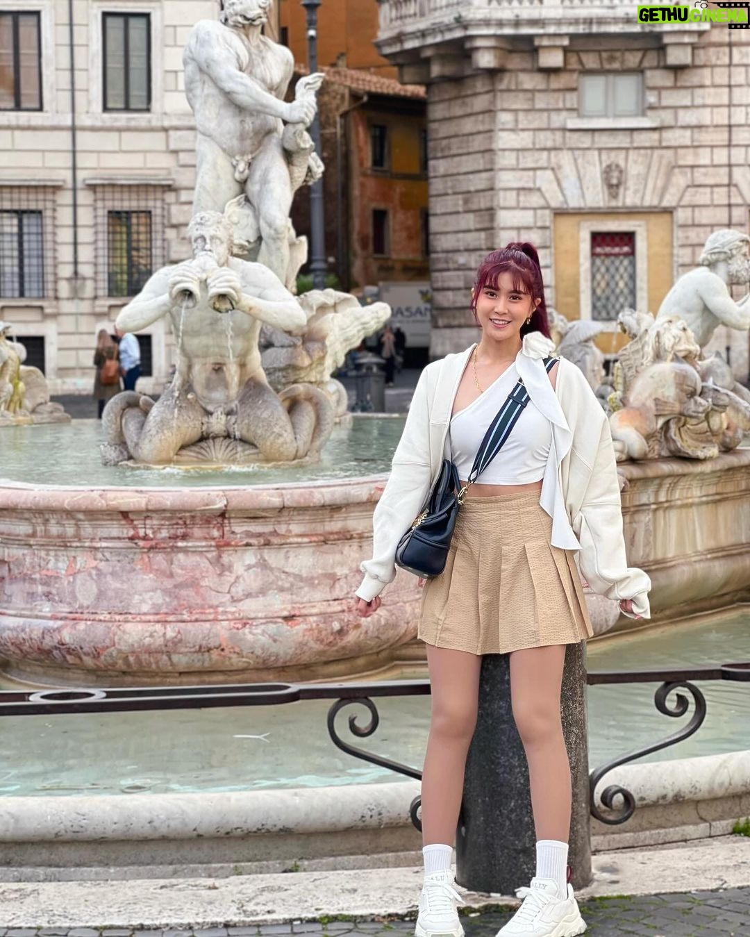 Elizabeth Tan Instagram - When in Rome 🥰❤️ hehe