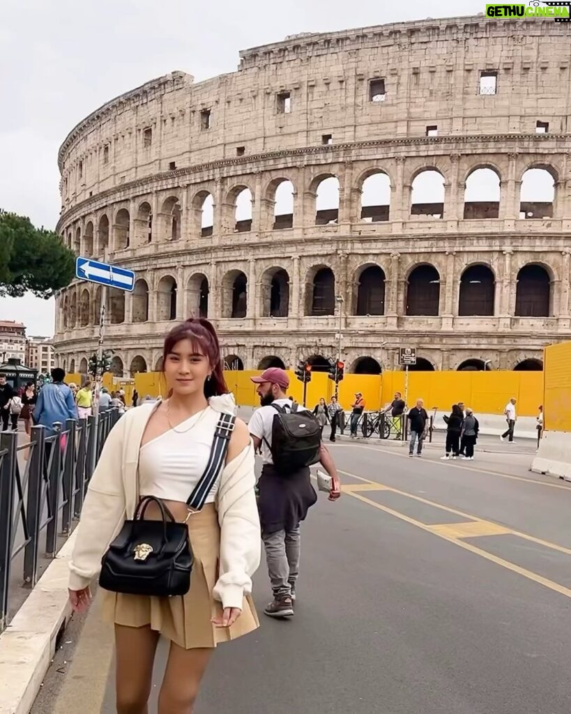 Elizabeth Tan Instagram - When in Rome 🥰❤️ hehe