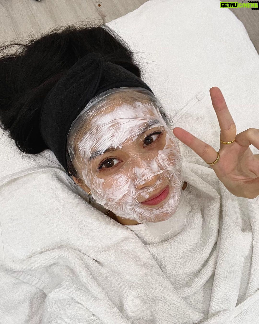Elizabeth Tan Instagram - First time nk try inject Profhilo sbb kulit i kering sangat 😅 Nnt I post more updates hehe tp so far @aglowclinic mmg clinic paling professional I pernah pergi!