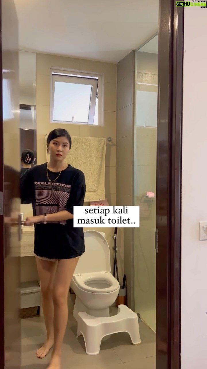 Elizabeth Tan Instagram - Setiap kali mesti dia sibuk mcm ni. Kenapa ek?😅