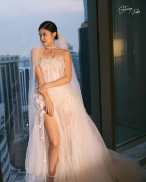 Elizabeth Tan Instagram - 🥰❤️ @strangephotostudio