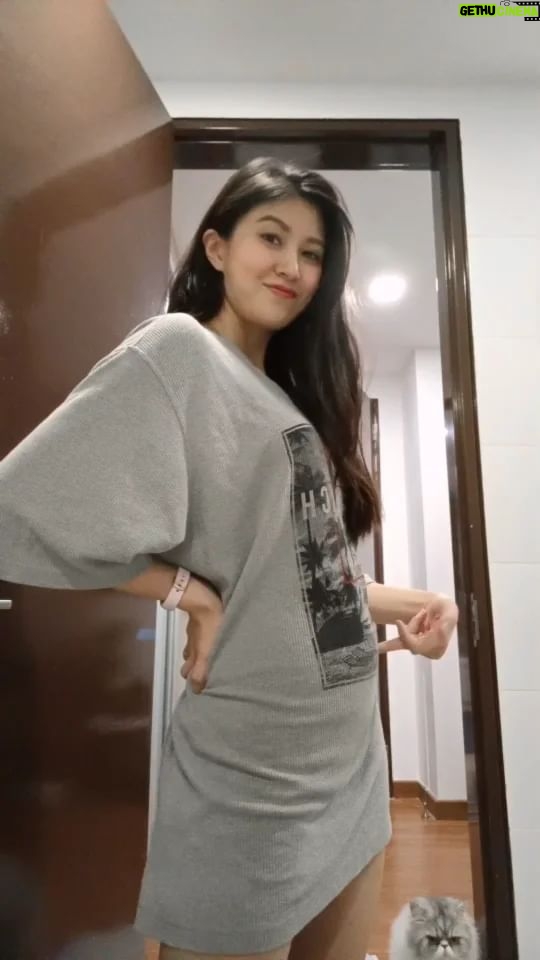 Elizabeth Tan - 56.6K Likes - Baby bump or food bump? 😛 Hehehe
.
.
.
.
bila makan kuih raya bnyk sngt 🤣