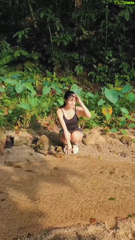 Elizabeth Tan - 56.1K Likes - Tngh training utk naik Kinabalu bulan depan. Pernah tngk org hiking mcm ni x? Hahhahah😛