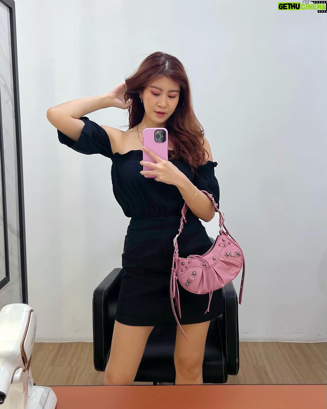 Elizabeth Tan Instagram - I love my super long hair now hehehe All thanks to @hairdoc_malaysia sbb I consistent every month buat hair treatment dengan dorang 🫶🏻 Korang try lah consult with them and try their Hair Doc UltraPulse. Yg penting it is fast, zero downtime and tak sakit langsung!