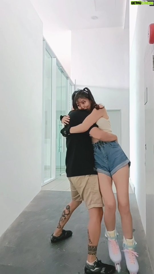 Elizabeth Tan - 113.3K Likes - Tak reti stop sendiri jd kena tarik seluar je 🤣🤣 mungkin I patut give up hahahaha