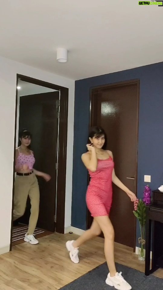 Elizabeth Tan Instagram - Bila dah bosan sngt kt rumah sampai syok sendiri buat fashion show sorang2 😛🤣