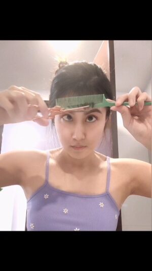 Elizabeth Tan Instagram - Bila kena potong rambut sendiri hahaha sampai terjuling woi 🤣