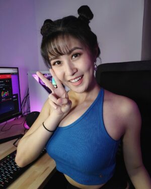 Elizabeth Tan Instagram - Streaming utk pertama kali on twitch at 9pm. Link in bio tau! Hehehe ❤️🥰