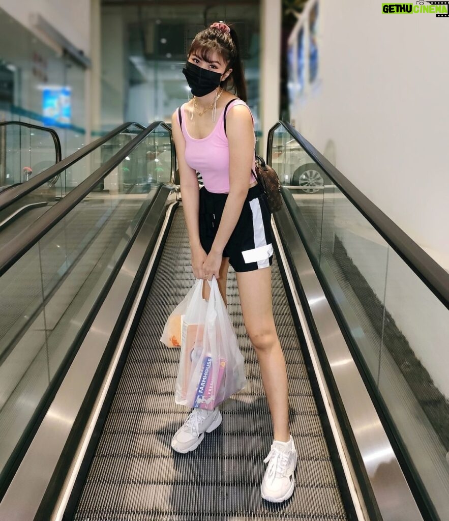 Elizabeth Tan Instagram - Pergi ke kedai membeli cincau... Eh salah, beli susu hehehe 😛