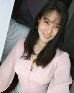 Elizabeth Tan Instagram - Hmmm.. agak2nya senyuman ni utk siapa? 🤔😜
.
.

Btw I'm wearing my new favourite baju from @nikoandclare heheheh I love it sooo muchhh 😍