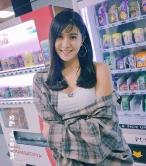 Elizabeth Tan Instagram - I cut my hair hehe ☺️
