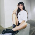 Elizabeth Tan Instagram - Apa plans korang utk 2021? Cuba share sikit kt comment 😘❤️ . . . . Btw 6 hari je tinggal utk beli tshirt @izzi.my ni. Link ada kt bio tau! Lizzy pakai saiz S. Beli sambil beramal! ❤️