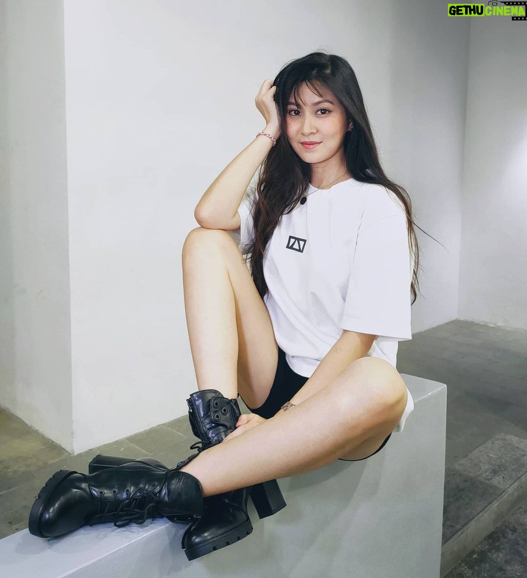 Elizabeth Tan - 41.7K Likes - Apa plans korang utk 2021? Cuba share sikit kt comment 😘❤️
.
.
.
.
Btw 6 hari je tinggal utk beli tshirt @izzi.my ni. Link ada kt bio tau! Lizzy pakai saiz S. Beli sambil beramal! ❤️