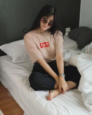 Elizabeth Tan Instagram - Sape belum beli tshirt @izzi.my , link ada kt bio. Sape dah beli, Lizzy sayang lebih! 😘😜