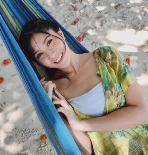 Elizabeth Tan Instagram - Hmm.. tp hammock ni muat sorang je..🤔😜