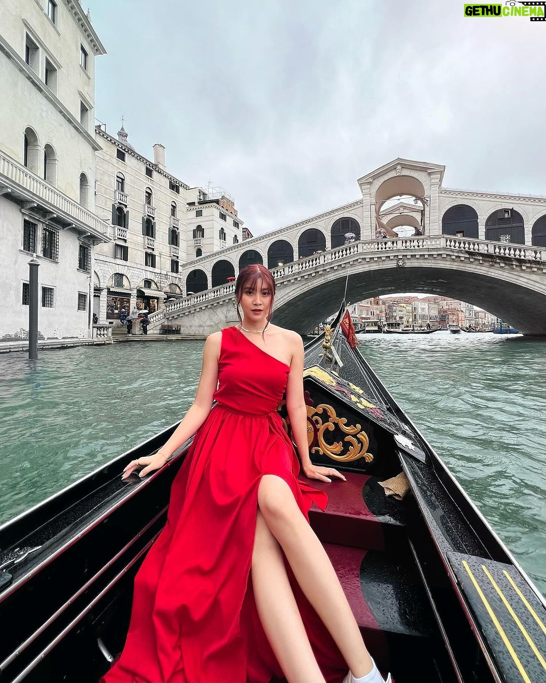 Elizabeth Tan Instagram - I turn 30 years old today, yucks🫣. Happy Birthday to me i guess hehehe Venice, Italy