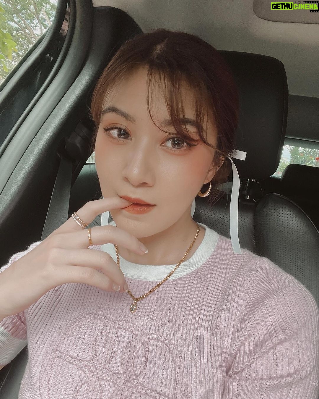 Elizabeth Tan Instagram - tema pink utk raya berdua tahun ni. hopefully cny tahun depan dah bertiga hehe 😝🌸