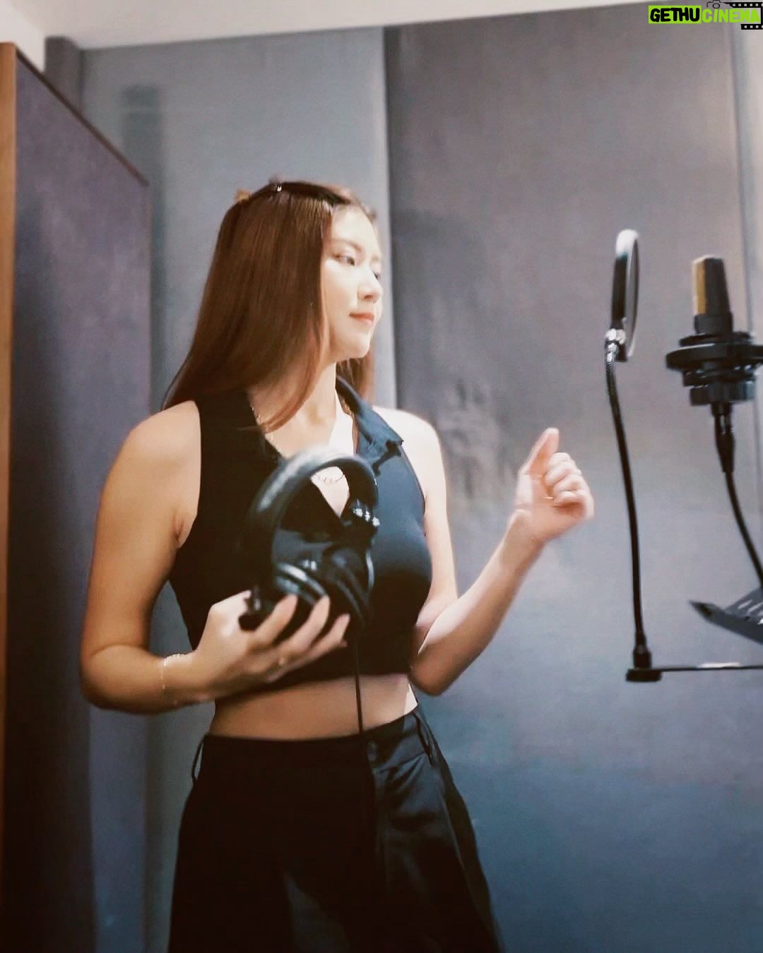 Elizabeth Tan Instagram - New year, new songs. Korang nk lizzy buat lagu yg mcm mana? ✨