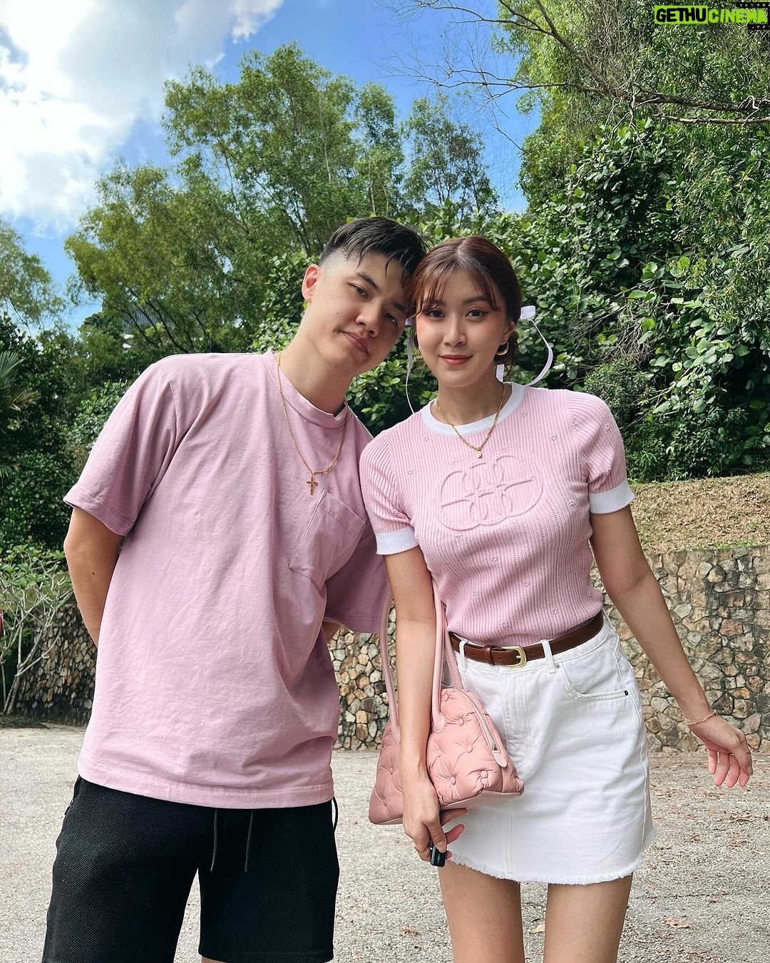Elizabeth Tan Instagram - tema pink utk raya berdua tahun ni. hopefully cny tahun depan dah bertiga hehe 😝🌸