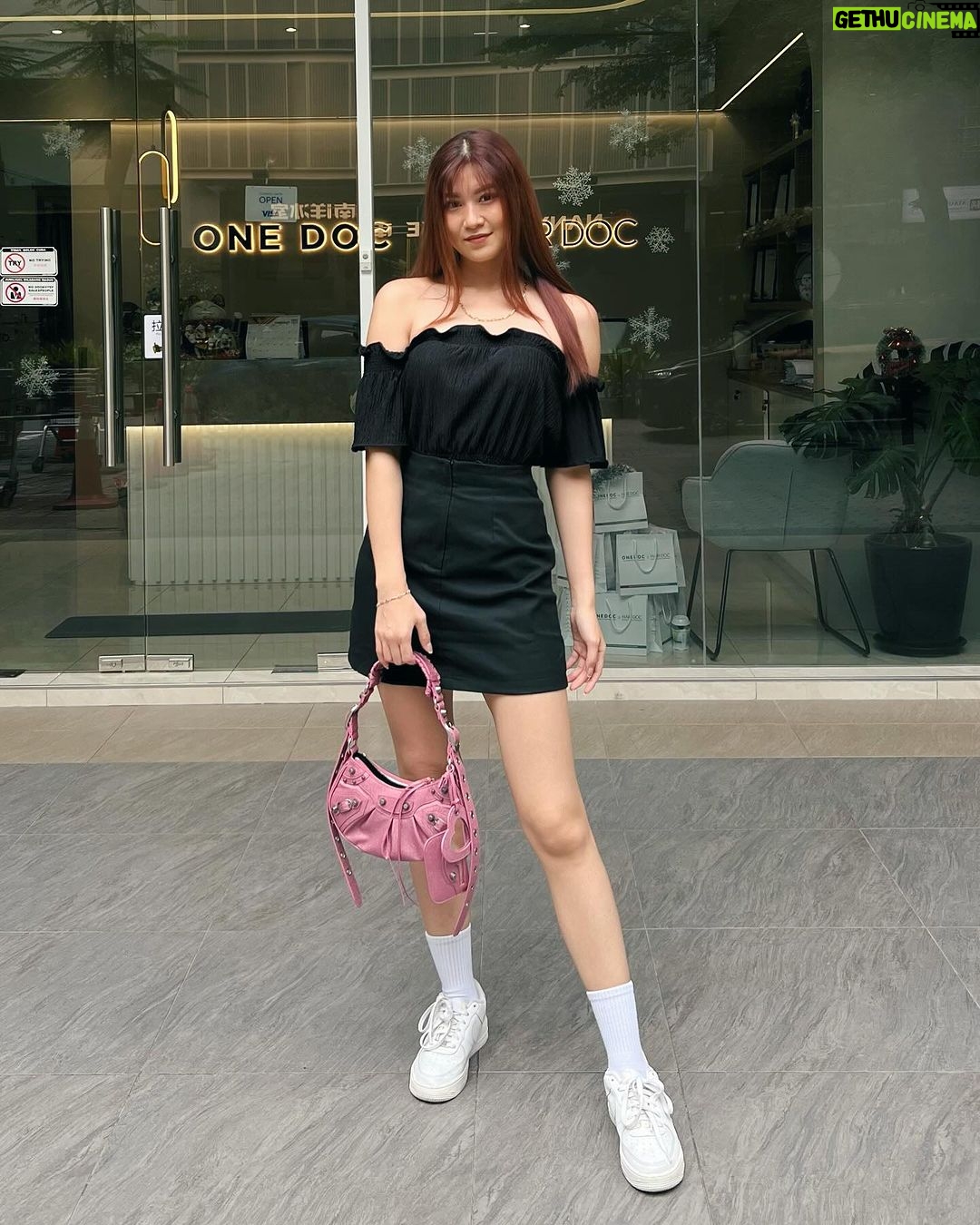 Elizabeth Tan Instagram - I love my super long hair now hehehe All thanks to @hairdoc_malaysia sbb I consistent every month buat hair treatment dengan dorang 🫶🏻 Korang try lah consult with them and try their Hair Doc UltraPulse. Yg penting it is fast, zero downtime and tak sakit langsung!